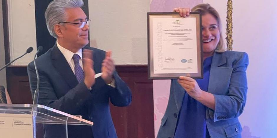 La gobernadora de Chihuahua, Maru Campos Galván, recibió la insignia “Águila EMA” por su compromiso en materia de infraestructura