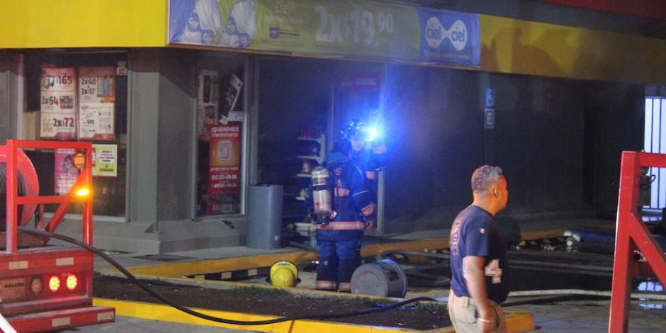 El incendio en un Oxxo fue sofocado por el cuerpo de bomberos de Celaya, Guanajuato, el martes.