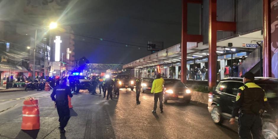 Los policías fueron atropellados a la altura del Metro General Anaya; uno falleció en el lugar y los demás fueron trasladados a un hospital.