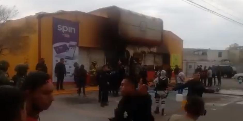 Primeros reportes indican que sujetos armados incendiaron comercios en Ciudad Juárez, Chihuahua; reportan muertos y heridos.