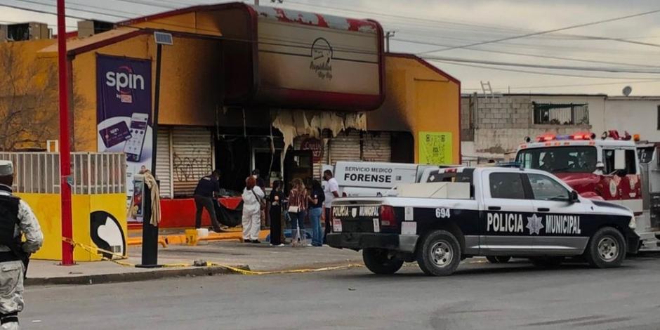 Tienda de conveniencia incendiada en donde aparentemente perdieron la vida dos mujeres, durante los hechos de ayer.