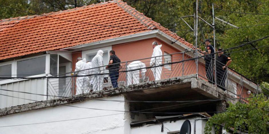 El equipo forense de la policía inspecciona la casa donde un hombre armado inició un tiroteo masivo.