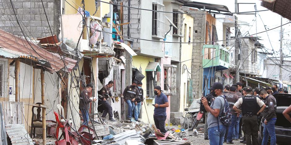 Autoridades indagan la explosión que dañó ocho viviendas en una amplia onda expansiva.