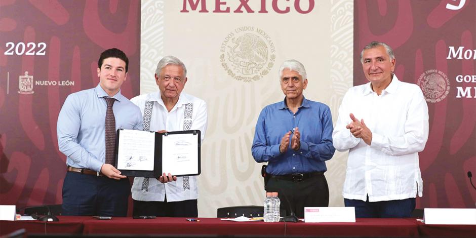 De izq. a der.: el gobernador de NL, el Presidente López Obrador, el titular de Conagua y el secretario de Gobernación, en Monterrey, ayer.