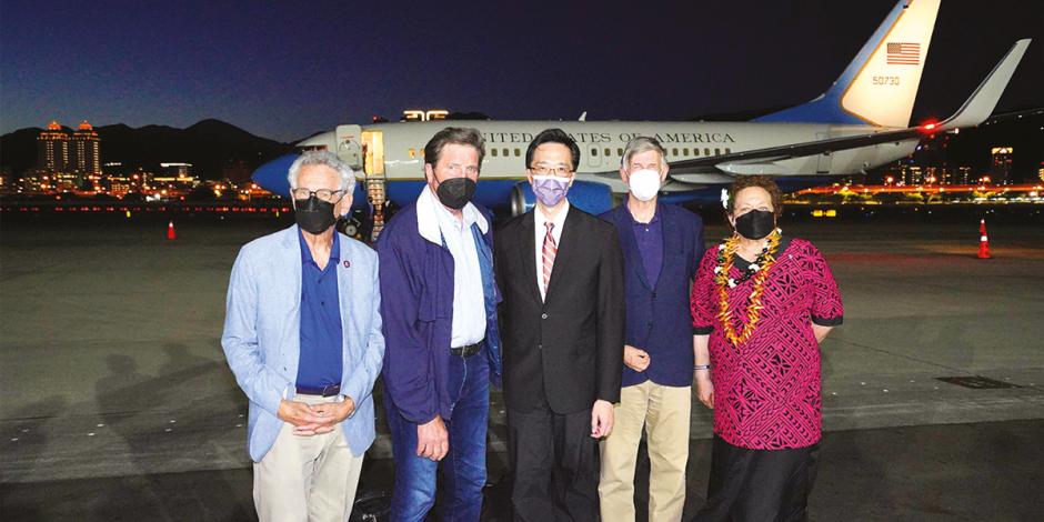Representante de Taiwán (centro) recibe a una delegación de legisladores estadounidenses, ayer, al llegar a la isla.