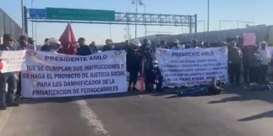Extrabajadores y jubilados de Ferromex bloquean Puente Internacional Córdova Américas en Ciudad Juárez, Chihuahua