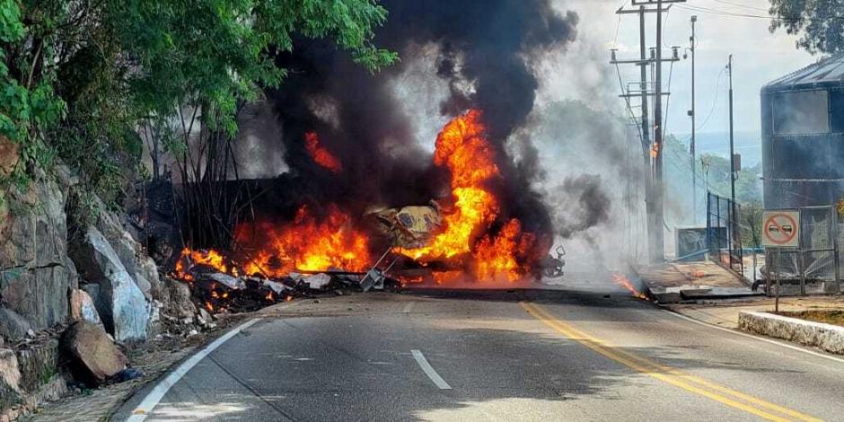 Explosión de pipa sobre avenida Escénica, en Acapulco, dejó una persona muerta; se tarta del chofer de la unidad.