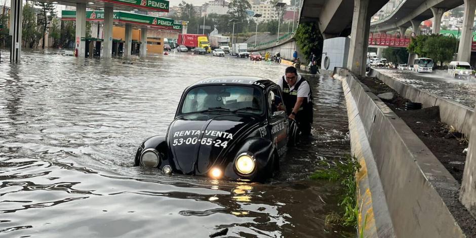 Las fuertes lluvias registradas la tarde de este lunes afectaron vialidades importantes; en Periférico Norte, un auto quedó varado.