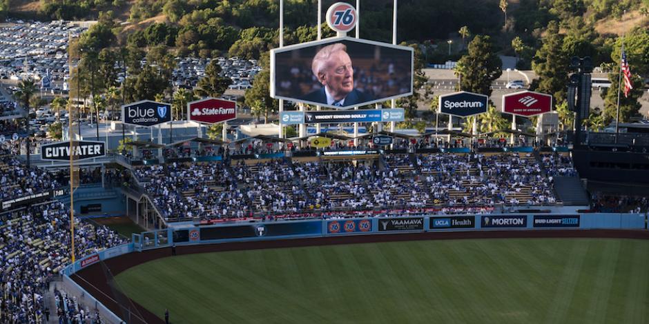 El Dodger Stadium muestra la imagen de Vin Scully.