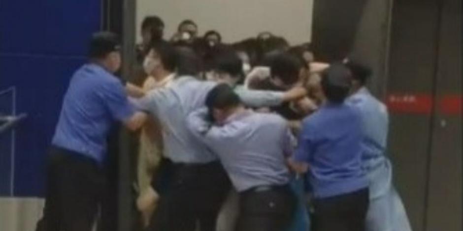 Clientes huyen de tienda Ikea en Shanghái; autoridades los iban a confinar por un caso de COVID-19.