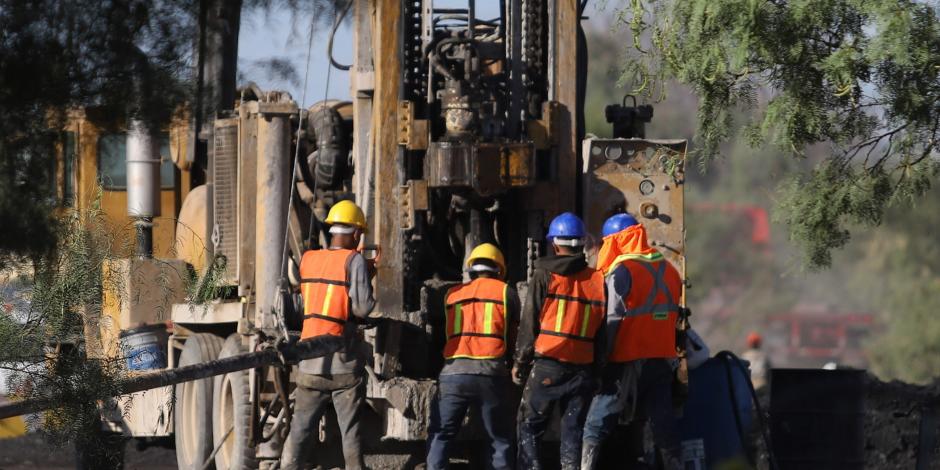 Casi un mes de que 10 mineros se encuentran atrapados en un pozo en Sabinas, Coahuila.