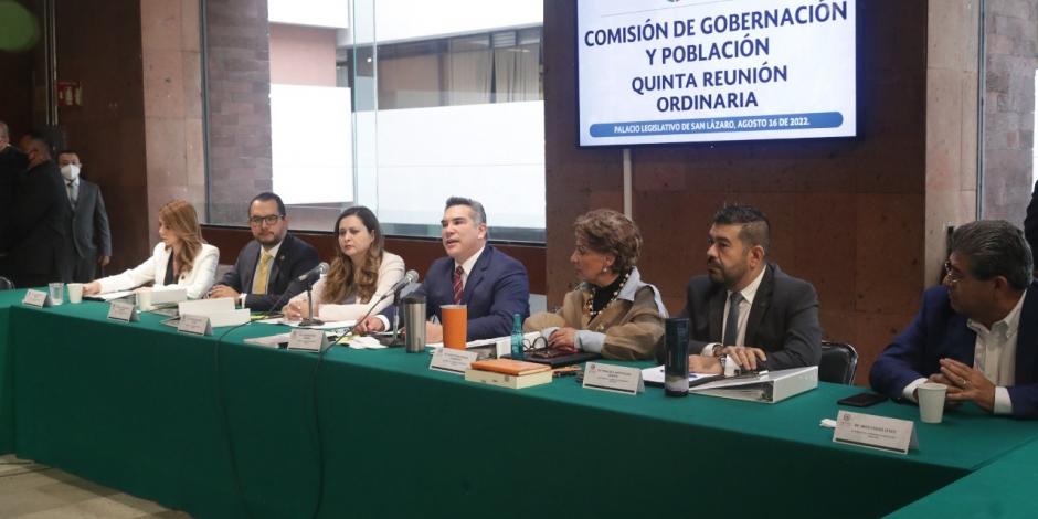 El líder nacional del PRI (centro), durante la reunión de la Comisión de Gobernación y Población, ayer.