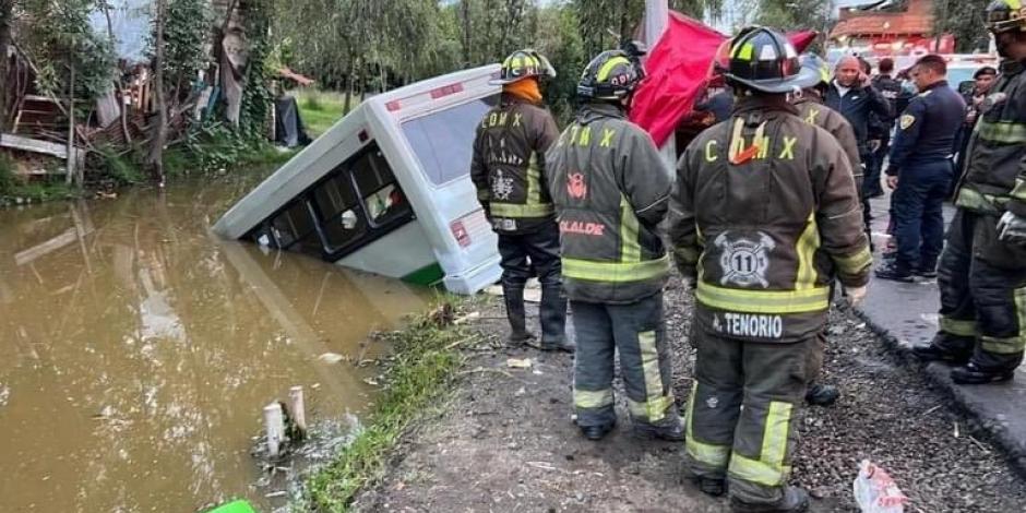 Un microbús de la ruta 81 cayó a un canal en Xochimilco, el domingo pasado; el saldo, una persona muerta  dos heridas.