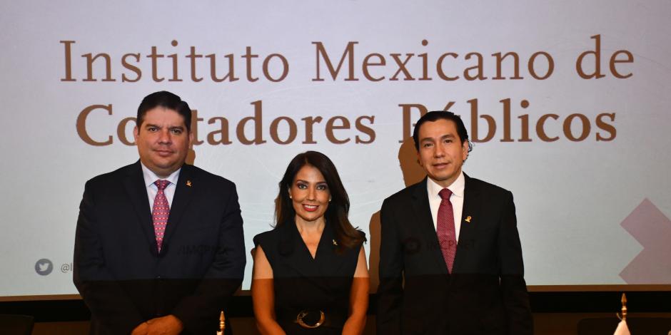 Dirigentes del Instituto Mexicano de Contadores Públicos, en conferencia de prensa.