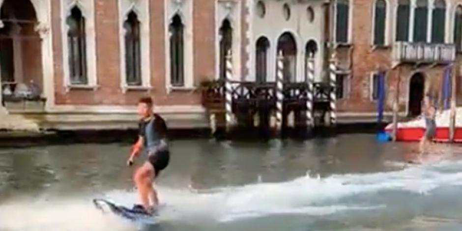 Turistas  en el Gran Canal de Venecia