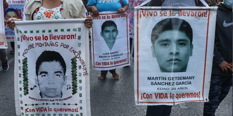 Padres de los 43 normalistas desaparecidos de Ayotzinapa marcharon en marzo de este 2022 en la CDMX