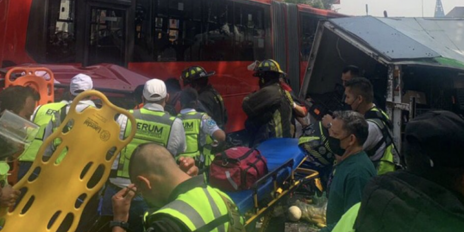 Accidente entre Metrobús y vehículos particulares