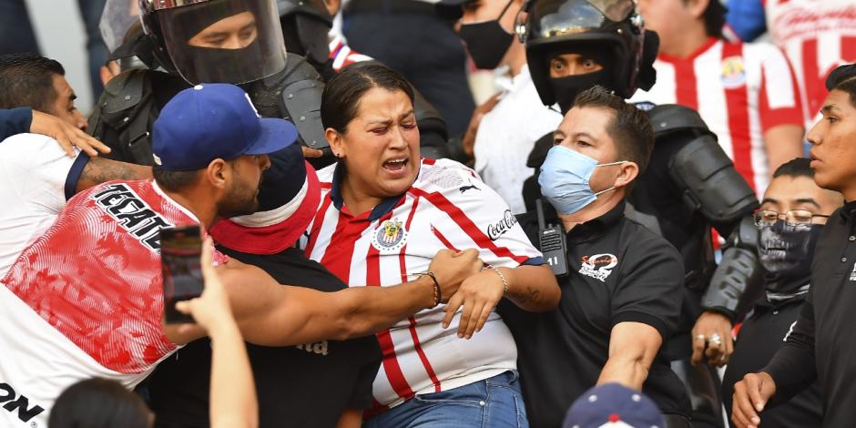 Un sector de aficionados de Chivas tuvo una pelea con policías en las gradas del Estadio Victoria de Aguascalientes.