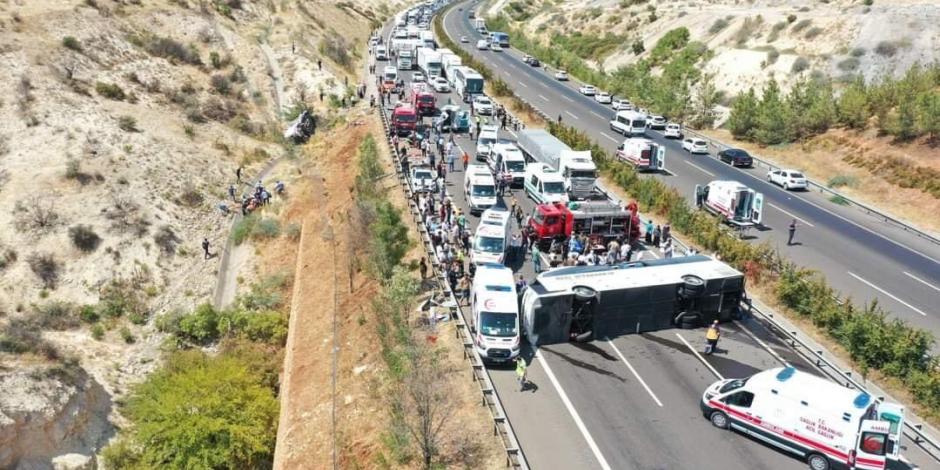Un autobús embiste a otros vehículos y provoca la muerte de 16 personas, además deja 21 heridos