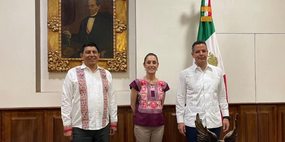 Claudia Sheinbaum (centro) se reunió con Salomón Jara, gobernador electo de Oaxaca (izq.) y Alejandro Murat (der.).