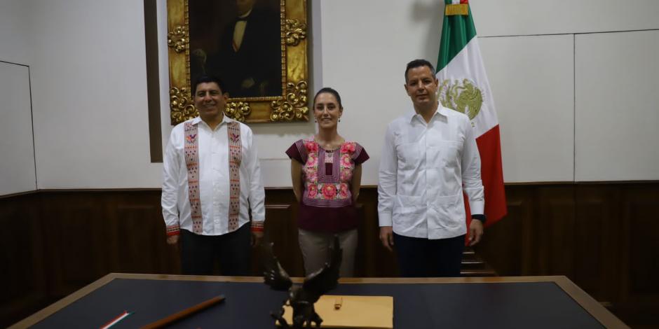 El gobernador de Oaxaca, Alejandro Murat (der.), se reunió este sábado con Claudia Sheinbaum (centro) y Salomón Jara (izq.).