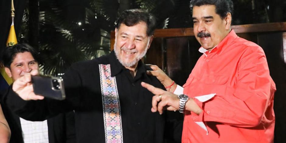 El legislador del Partido del Trabajo, Gerardo Fernández Noroña, se toma una foto con el presidente de Venezuela, Nicolás Maduro