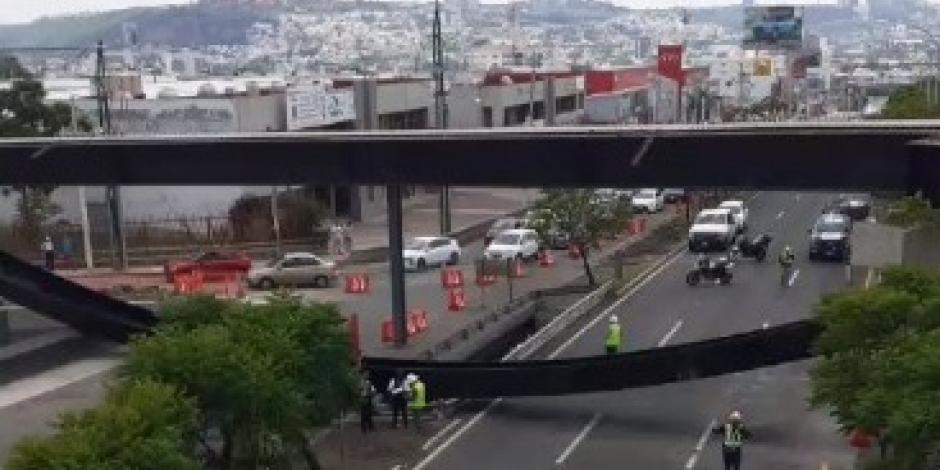 A horas de ser colocada, una trabe del puente en construcción en el boulevard Bernardo Quintana, en la capital de Querétaro, se desprende y paraliza la circulación