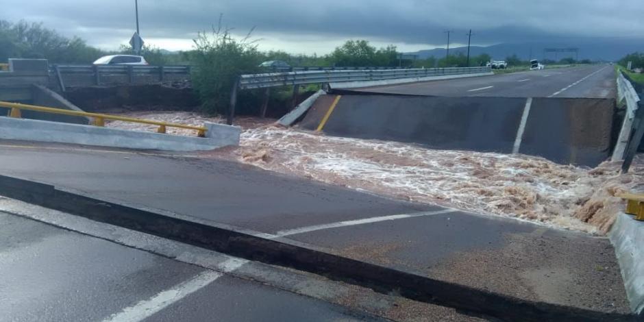 Reportan cierre de carreteras por inundaciones en Sonora.