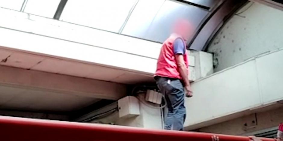 Un hombre escaló el techo de uno de los trenes del Metro en la estación Indios Verdes de la Línea 3.