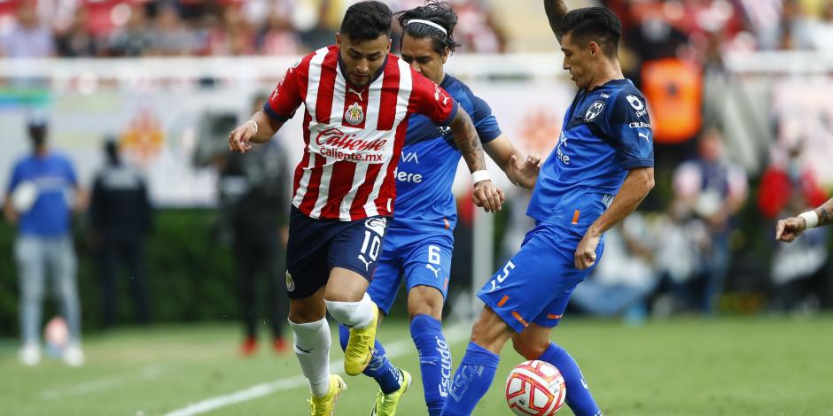 Una acción del partido Chivas vs Monterrey, Jornada 16 del Torneo Apertura 2022 de la Liga MX en el Estadio Akron.