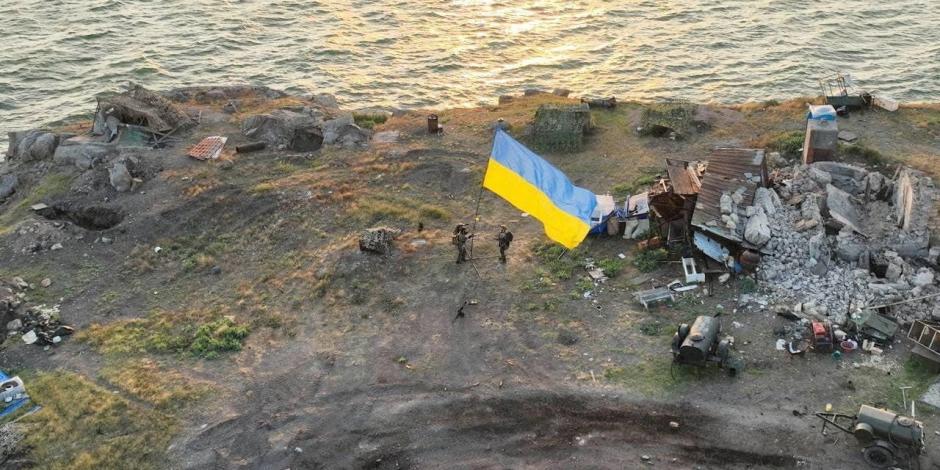 Una bandera ondea ante la destrucción en Odesa, en medio de nuevos bombardeos del invasor.