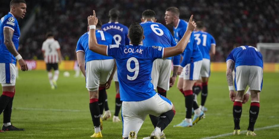 Antonio Colak, de Rangers, celebra después de haber marcado su gol en el juego de vuelta de los playoffs de la Champions League 2022-2023 contra el PSV.
