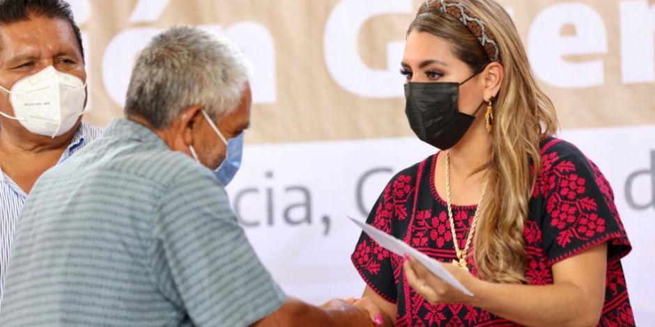 Evelyn Salgado entregó apoyos a 281 adultos mayores de 15 municipios de Guerrero.