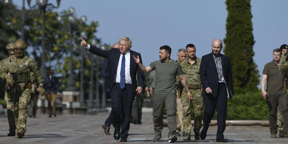 El presidente Volodimir Zelenski (de manga corta) recibe al primer ministro británico, Boris Johnson, ayer.