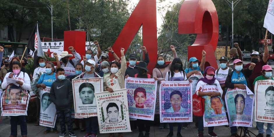 Padres de los 43 normalistas desaparecidos de Ayotzinapa en una marcha del 26 de marzo de 2022