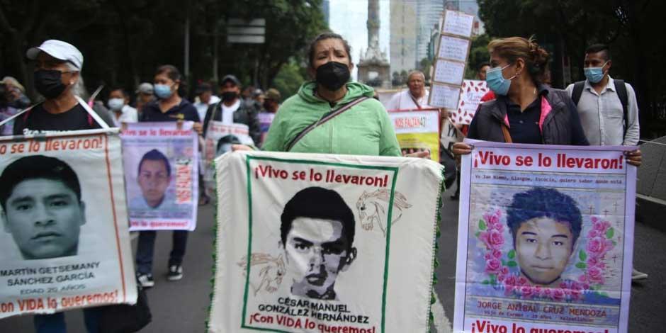 Familiares y amigos de los 43 normalistas de Ayotzinapa marchan en la CDMX