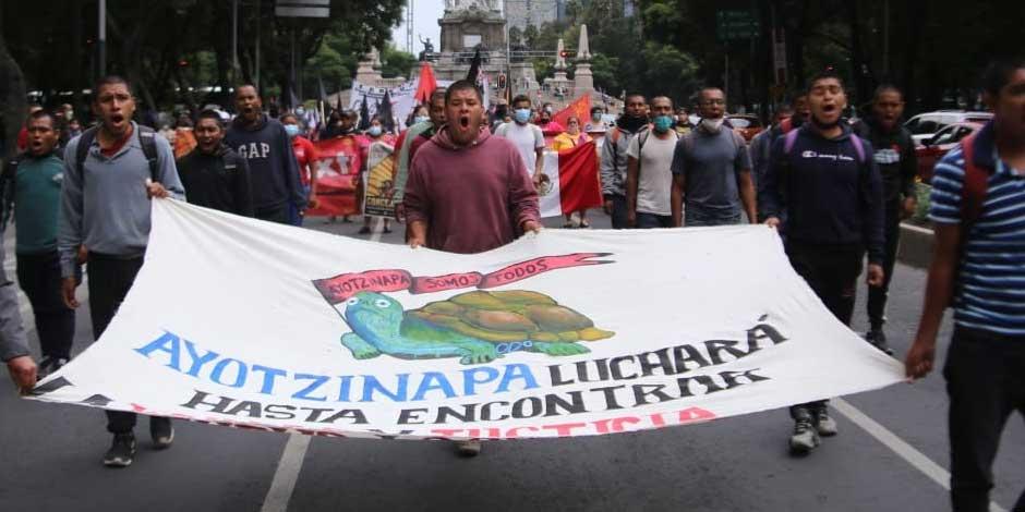 Imagen de la marcha del 26 de agosto de 2022, a un mes de que se cumplan 8 años de la desaparición de los 43 normalistas de Ayotzinapa