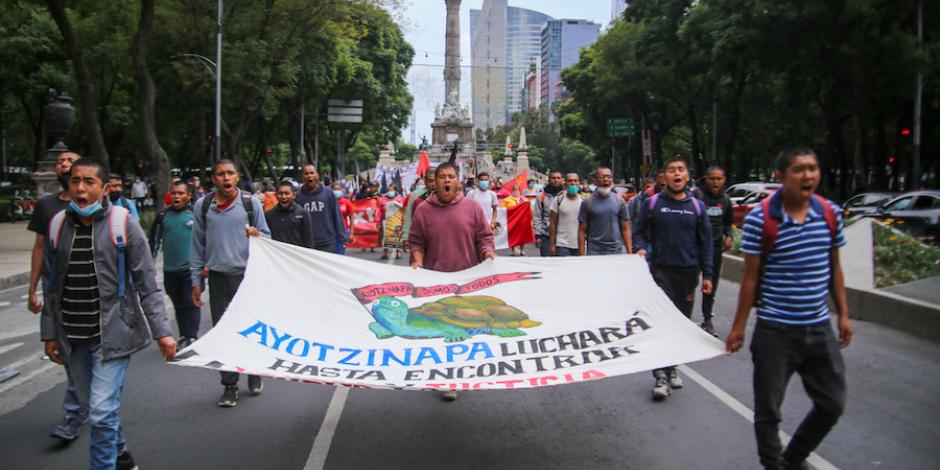 Padres y normalistas marcharon ayer del Ángel de la Independencia al Hemiciclo a Juárez, en la capital del país.