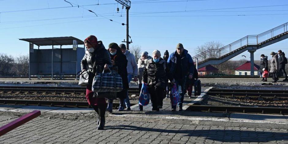 Personas evacuadas de Donetsk llegan a la estación de tren de Uspenkaya en Rusia.