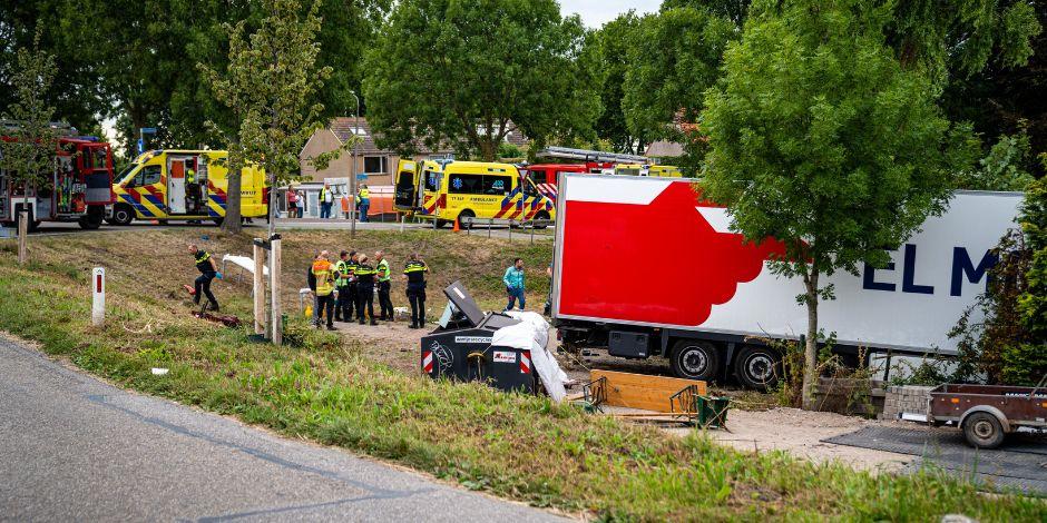 Un camión se impactó contra una fiesta vecinal en Países Bajos; hay varias personas muertas y heridas.