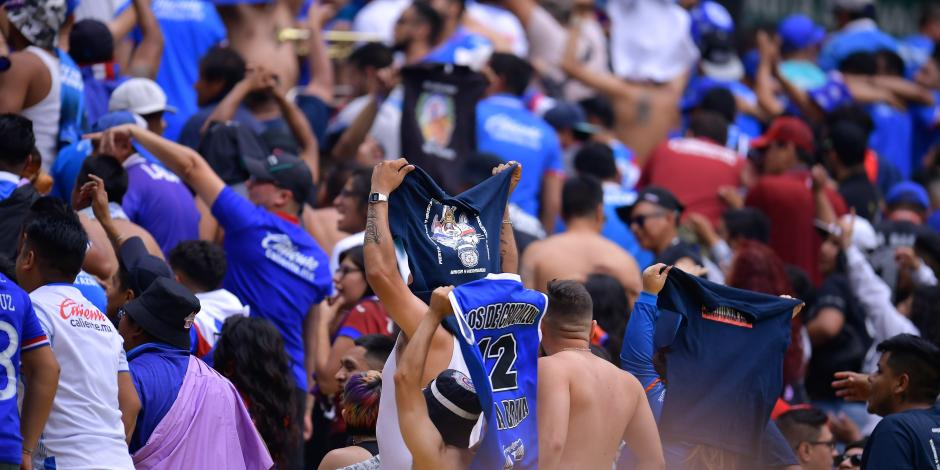 Los aficionados de Cruz Azul protestaron contra los futbolistas del club durante el partido contra el Querétaro.