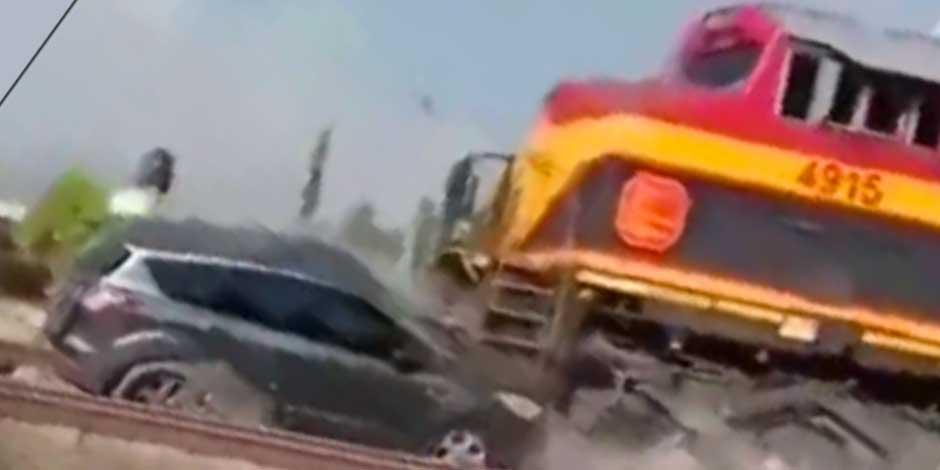 Captan el momento que tren embistió camioneta y la arrastró varios metros en la comunidad de Tultengo, en Tula, Hidalgo