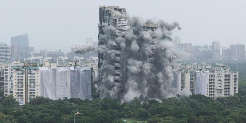 India derrumba dos rascacielos por no cumplir normar de seguridad.