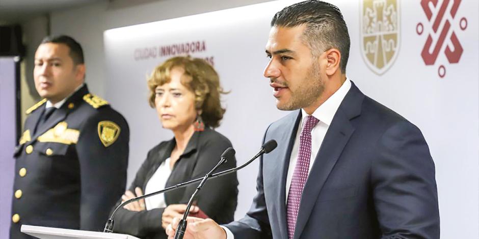 El secretario de Seguridad, Omar García Harfuch (a la derecha) durante la conferencia de prensa, ayer.