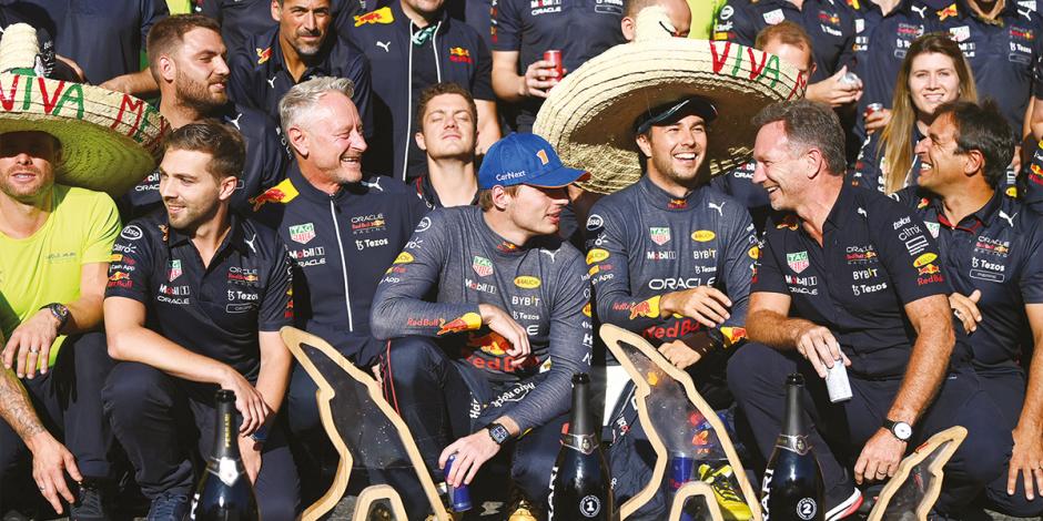 Sergio Pérez y el equipo de Red Bull, ayer, tras la premiación.