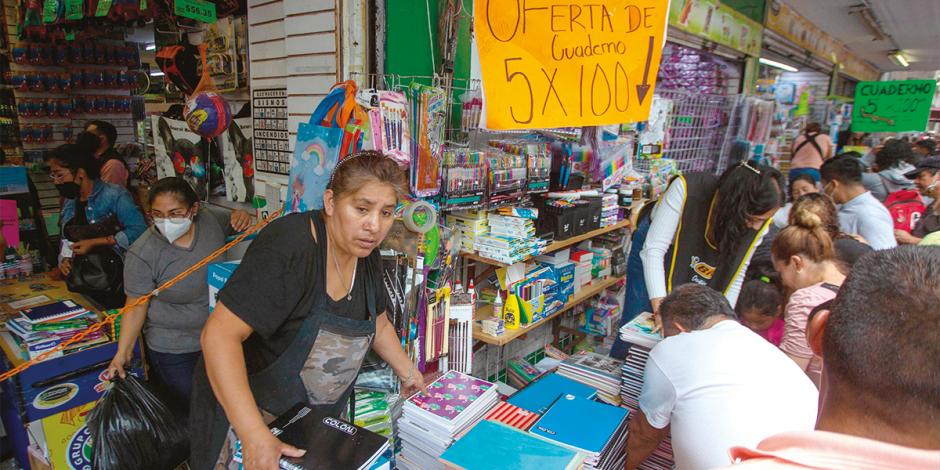 Madres y padres de familia acudieron a surtir su lista de útiles escolares en negocios del Centro Histórico de la Ciudad de México, el sábado.