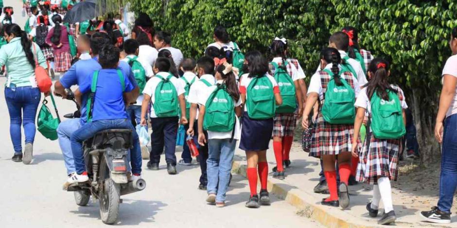 Entregan mochilas, útiles escolares y zapatos a alumnos en San Luis Potosí.
