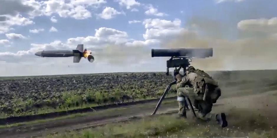 Soldado ruso lanza un misil guiado contra un objetivo ucraniano, en una ubicación no identificada.