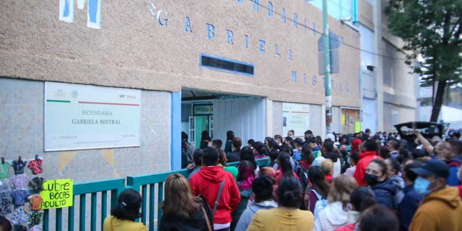 Afuera de la secundaria Gabriela Mistral se registraron aglomeraciones, ayer.