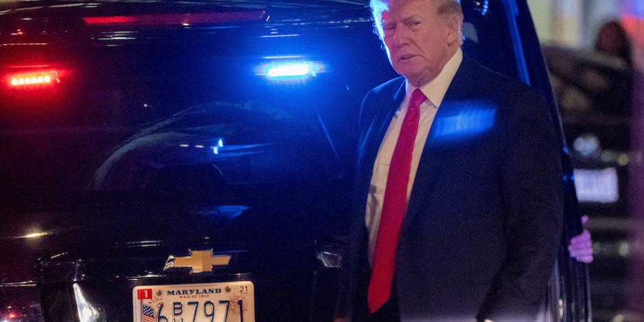 El expresidente estadounidense Donald Trump afuera de su residencia en Mar-a-Lago, Florida, días después del allanamiento del FBI.